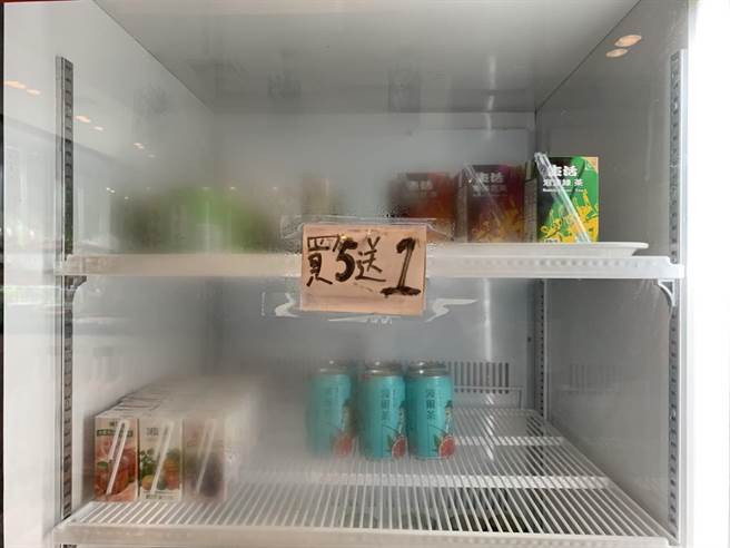  即将熄灯的千叶火锅分店「宜兰尊爵馆」，店内这几天忙着出清食材。（胡健森摄）