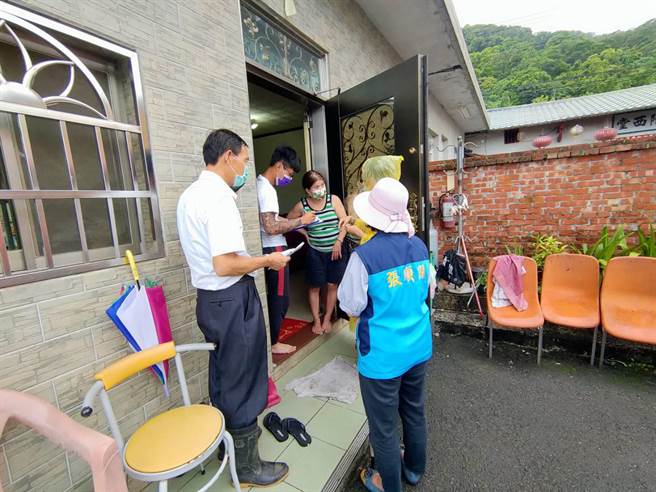 竹東鎮軟橋里因有土石流警戒，竹東鎮公所23日傍晚緊急勸導居民疏散。（翻攝照片）