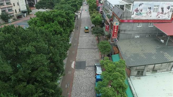 新北市莺歌老街多数路面为花岗岩石材，市府为执行「三莺文创整合计画」，决议将有行车需求的育英街、尖山埔路改为沥青混凝土路面，不过在地店家却找来400多位民眾连署反弹。（养工处提供）