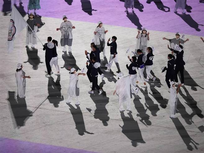 中華代表團由盧彥勳、郭婞淳掌旗，帶領選手入場。(季志翔攝)
