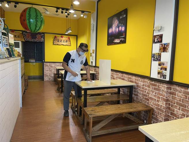經營冰品店的南泉冰果室老闆劉展佑對開放餐飲店內用覺得很開心。（程炳璋攝）