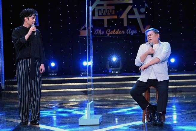 澎恰恰（右）发挥综艺长才，边唱边模仿歌曲原唱阿吉仔，左为许富凯。（华视提供）