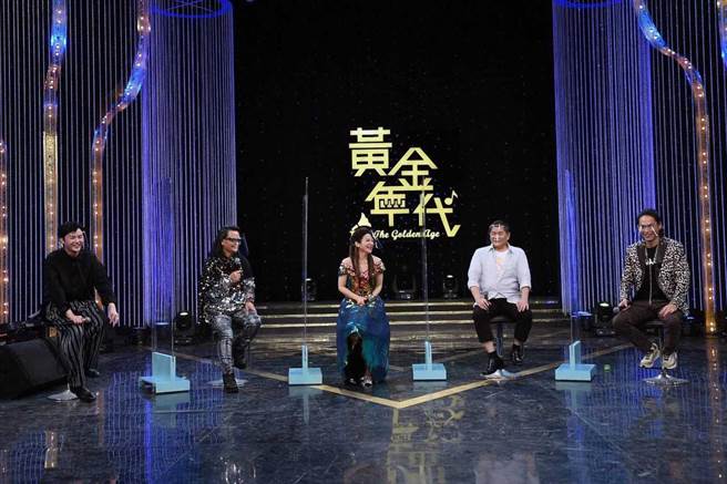 澎恰恰和许富凯上沈文程、王彩桦、黄镫辉主持的《黄金年代》献唱经典好歌。（华视提供）