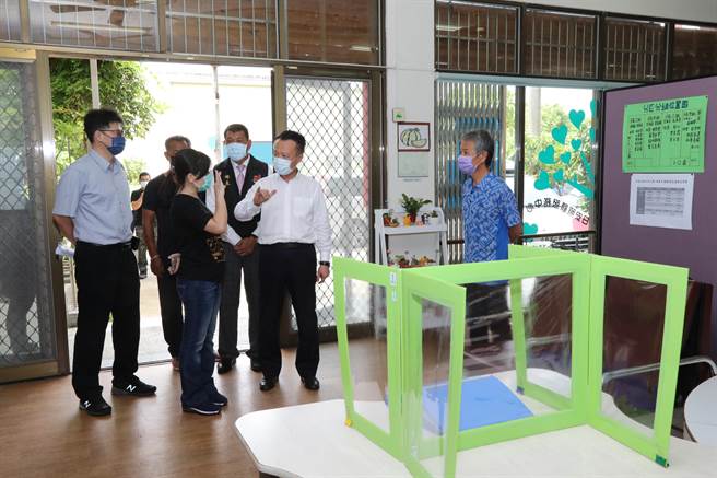 嘉義縣長翁章梁今24日在新港鄉長林茂盛、縣議員葉孟龍和社會局代理局長張翠瑤等人陪同下，視察新港日安日照中心針對復業的防疫機制及整備情形。（嘉義縣政府提供∕呂妍庭嘉義傳真）