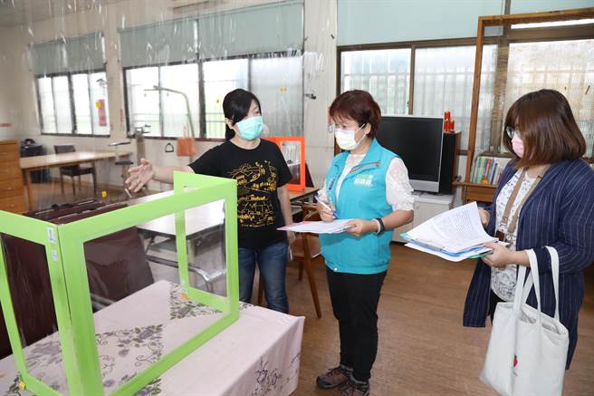 嘉義縣長翁章梁今24日在新港鄉長林茂盛、縣議員葉孟龍和社會局代理局長張翠瑤等人陪同下，視察新港日安日照中心針對復業的防疫機制及整備情形。（嘉義縣政府提供∕呂妍庭嘉義傳真）