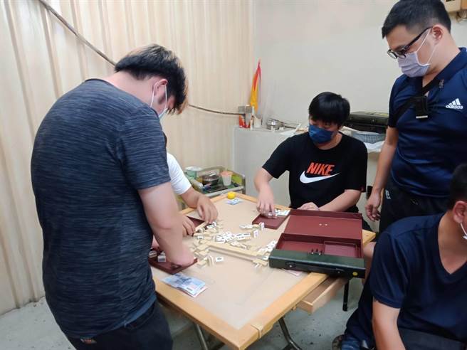 警方在安南区民宅内查获聚赌民眾。（读者提供／程炳璋台南传真）