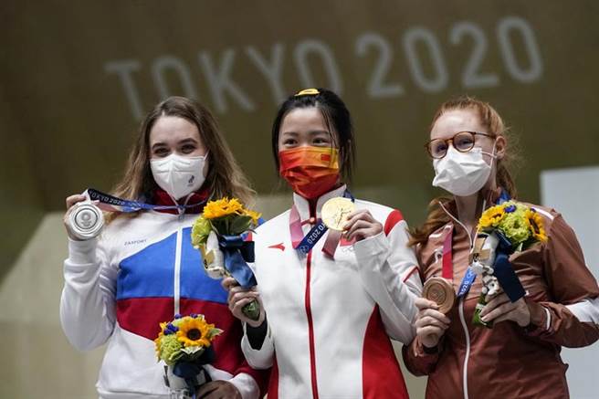 东京奥运首面金牌由中国大陆女将杨倩(中)摘得，ROC女将(左)获得银牌，瑞士女将获铜牌。（美联社）