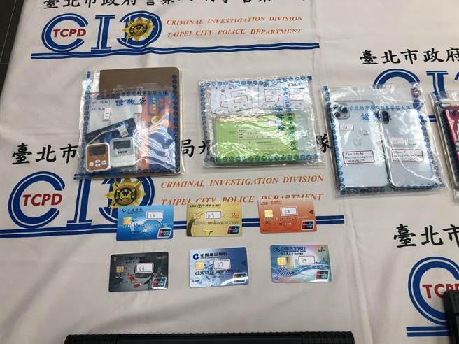 警方查扣电脑、存折等证物。（北市刑大提供）