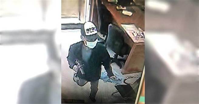 高雄张姓男子为了给高姓友人一个难忘的生日回忆，因此突发奇想，将自己装扮成歹徒，戴口罩持催泪镇暴枪衝入高男的租车行，被依违法社维法送办，高雄简易庭法官判罚5000元。（示意图／资料照片）