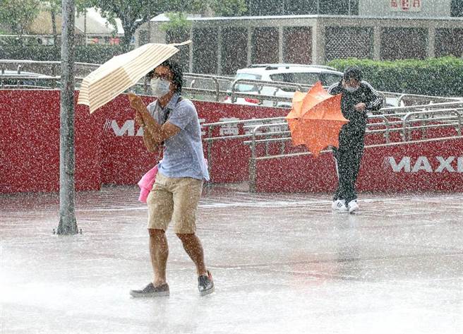 北市出现间歇性大雨，让行人难以招架。（赵双杰摄）
