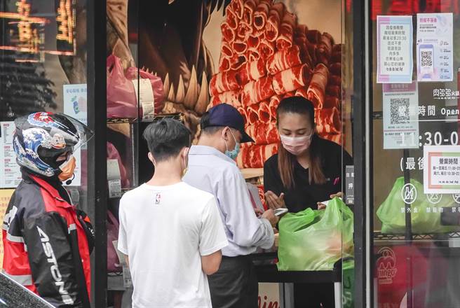 降二级但规定仍严格，指挥中心强调不可松懈。（黄子明摄）