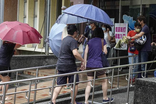 北市持續為民眾接種疫苗及採檢。(黃子明攝)