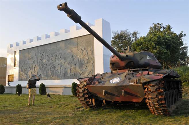 因应疫情警戒降级，金门国家公园27日起适度开放室内景点和户外游憩据点。图为古寧头和平纪念公园精神堡垒。（李金生摄）