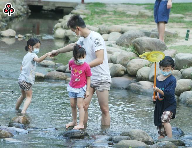 7月27日起全国疫情警戒降为2级，海滩重新开放，但游泳池仍然禁止。（本报资料照）