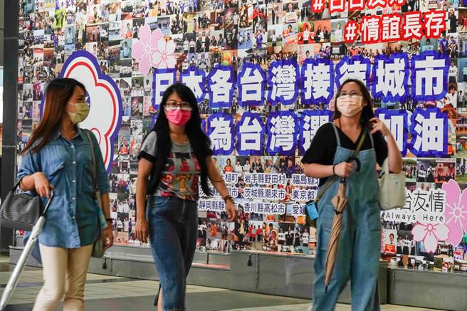 指挥中心指挥官陈时中表示，民眾在长期严格高压的手段管控下，一定要有适度的放松。(黄子明摄)