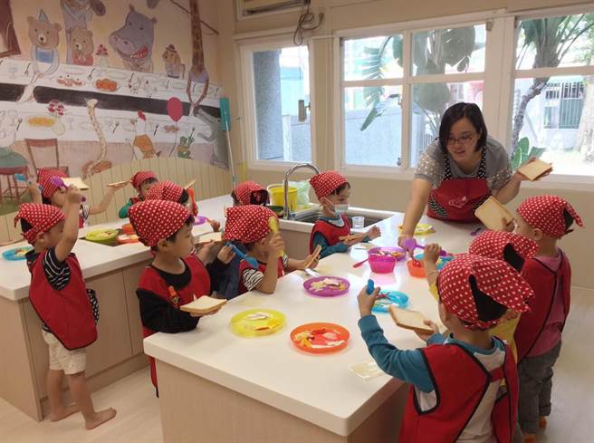 南投县幼儿园教职员工施打率已逾9成，将自7月27日起有条件开放，图为此波疫情前，幼儿园上课情形。（南投县政府提供／陈淑芬南投传真）