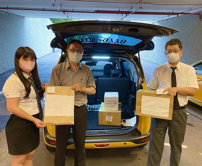 高巿图「阅读袋着走–防疫版」结合「高雄好家载」大受好评。图中为高市图代理馆长林奕成。（高巿图提供）