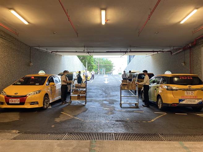 高巿图「阅读袋着走–防疫版」结合「高雄好家载」大受好评。（高巿图提供）