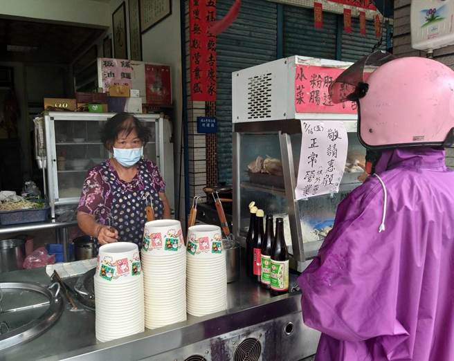 疫情趋缓，曾获得2019年高雄市好人好事代表的宋张勤妹（左）在旗山区经营的麵店重新开张，民眾到店外带麵食。（民眾提供／林瑞益高雄传真）