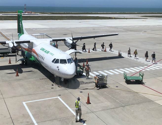 新冠肺炎疫情趋缓，金门县府配合中央调降防疫等级，将协调民航局8／1起增加台金班机航次架次，让乡亲往来更加便利。（李金生摄）