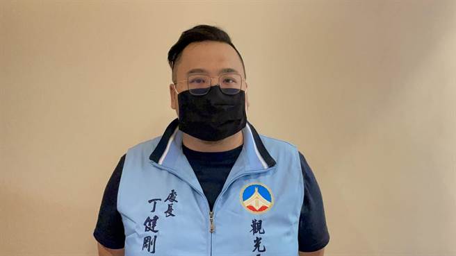 金门县府观光处长丁健刚强调，县府将依疫情状况机动调整台金线航班，未来若中央调降疫情警戒并增加航班，届时紧急专机才会退场。（县府提供）