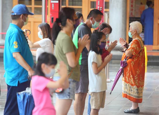 中央流行疫情指挥中心日前宣布7月27日到8月9日调降疫情警戒标准至第二级，并公布降低松绑最新指引，宗教场所有条件开放，宗教场所有条件开放，但绕境、进香及游行仍是禁止，台北市行天宫的诵经台24日仍未开放。（张铠乙摄）
