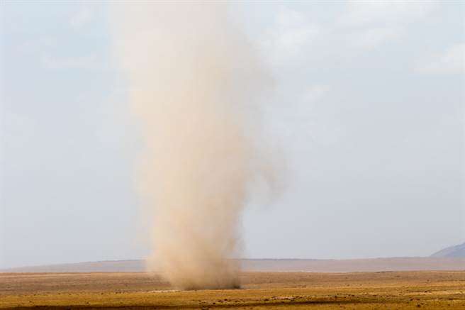 近日玻利维亚一场足球比赛遭到尘卷风侵袭，眾人吓得四处逃窜，但裁判却异常淡定地在球场上漫步。(示意图/达志影像)
