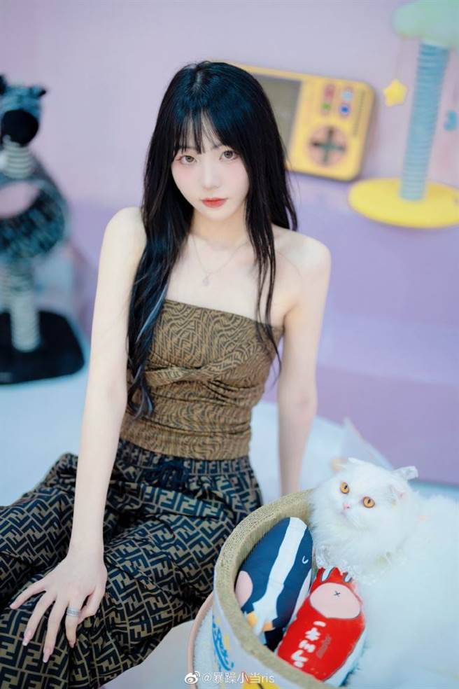 「暴躁小当ris」外型甜美，也差点中了吴亦凡酒局的套路。(图/翻摄自暴躁小当ris微博)