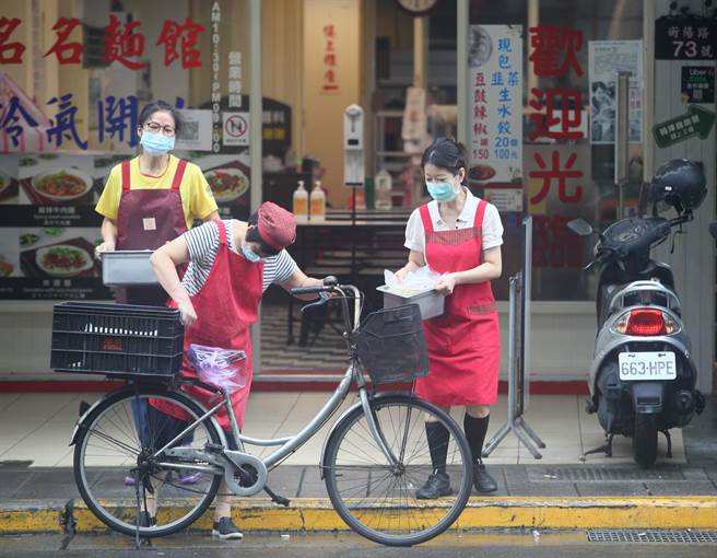 中央流行疫情指挥中心日前宣布7月27日到8月9日调降疫情警戒标准至第二级，餐饮业如有适当防疫措施，也开放内用，不过双北宣布不跟进，再观察一周，业者只能以外带咬牙苦撑。（张铠乙摄）