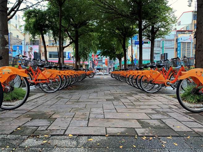 彰化县公共自行车7月1日由微笑单车公司转换新营运商运点科技公司，歷经3周系统验测完成，YouBike1.0即将自7月27日起恢復营运，新MOOVO自行车9月陆续上阵，进行无缝接。 （彰化县政府提供／吴敏菁彰化传真）