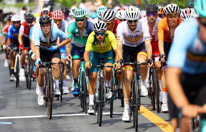 本次东京奥运已成为史上最热的奥运赛事之一，主办单位正尽力减轻酷暑对选手们的影响。图为东奥男子自由车公路赛。（图／路透社）