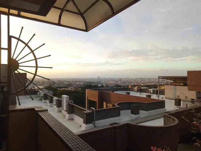 靜宜大學思源樓五樓的走廊。（作者提供）