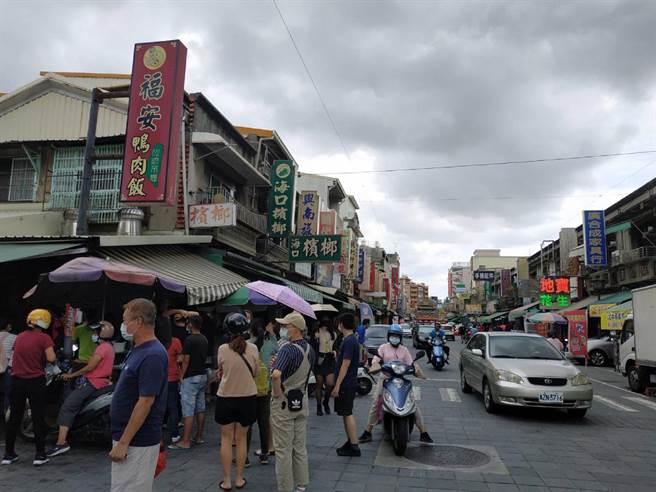 降级前假日，云林县北港朝天宫知名排队小吃涌现人潮。（张朝欣摄）