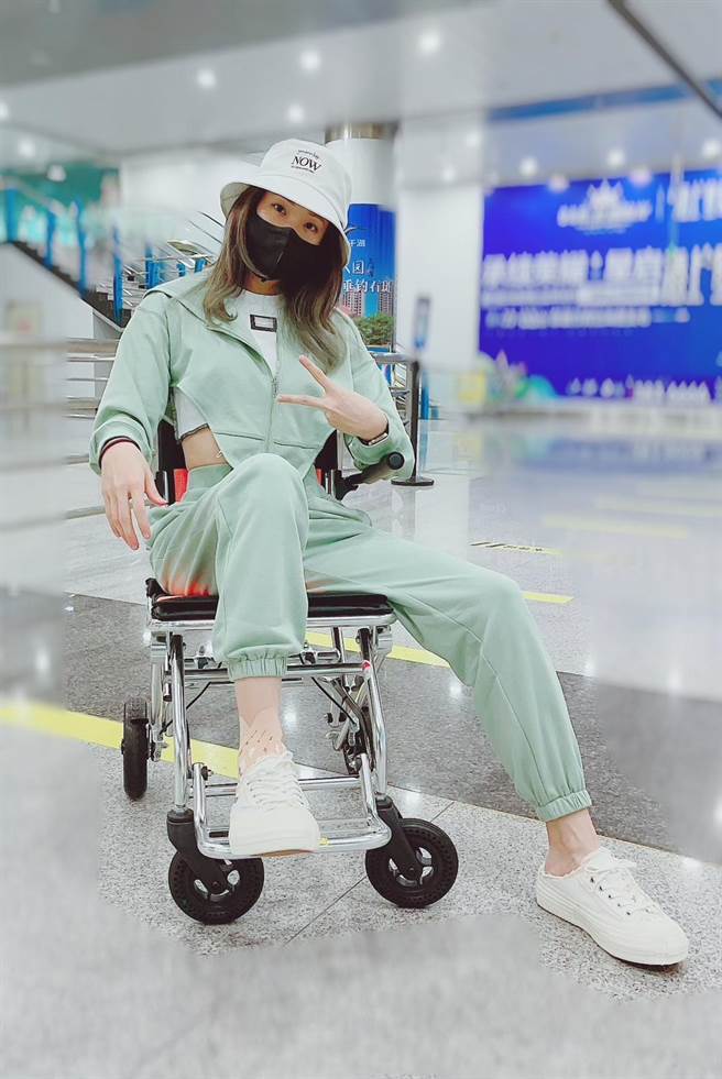 袁咏琳目前仍须靠轮椅代步。（翻摄袁咏琳IG）