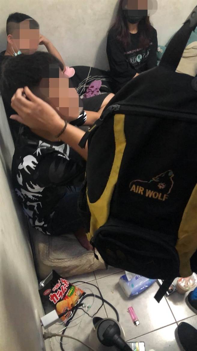 高市警鼓山分局龙华派出所14日接获李姓妇人报案，称自己遭诈骗集团骗取208万现金，警方循线北上逮人，在新北地区逮捕年仅18岁的简姓车手。（翻摄画面／洪浩轩高雄传真）