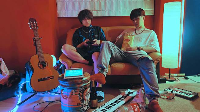 李东轩（右）与GN共同创作演唱新歌。（邦寧传播提供）