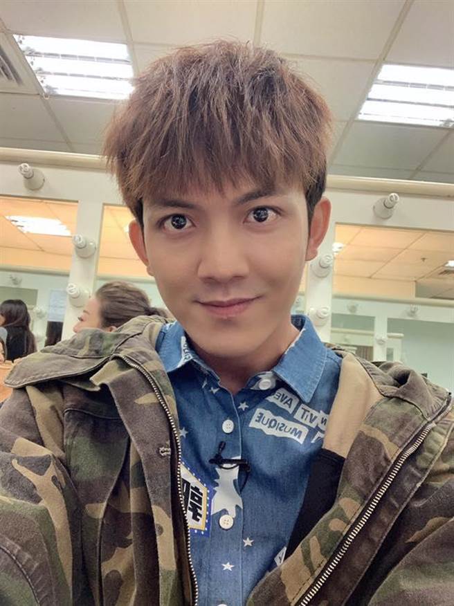 郭忠佑与好友奶妈主持的《yo戏王记者会》，日前邀空姐畅聊工作辛酸。（翻摄自郭忠佑脸书）