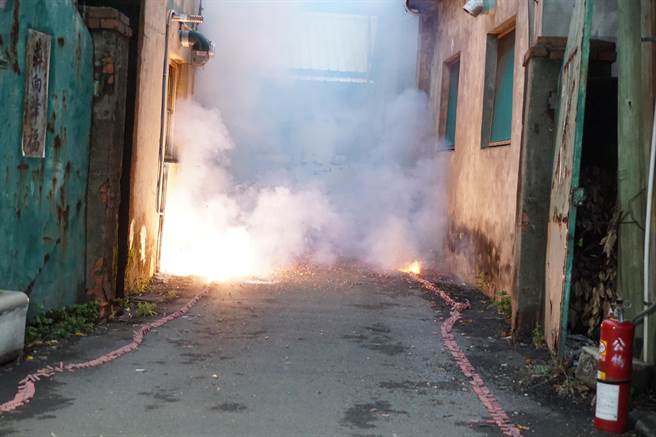 杨勇纬台中老家邻里放鞭炮庆贺夺得东奥银牌。（王文吉摄）