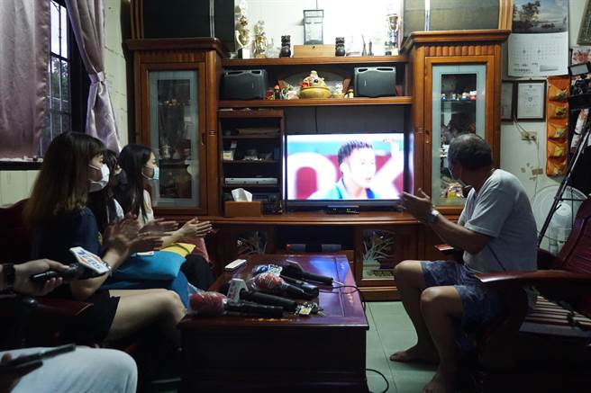 杨勇纬老家邻里下午锁定电视转播关注赛事。（王文吉摄）