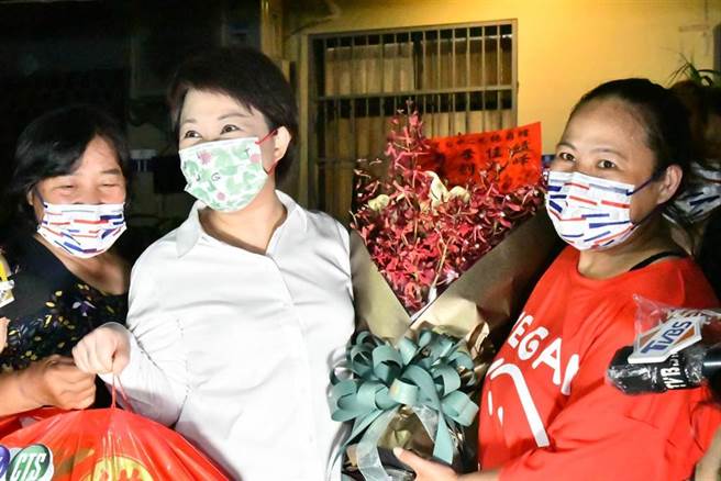 台中子弟杨勇纬摘下东奥银牌，台中市长卢秀燕前往杨家道贺。（台中市政府／王文吉台中传真）
