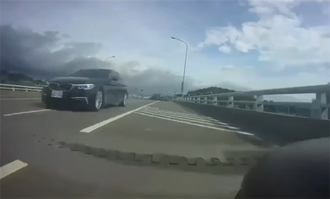 南投縣日前出現一台BMW逆向駕駛，危險駕駛行徑被民眾放上網路討論。（翻攝臉書粉專《八卦村 - 行車紀錄器影片上傳中心》）