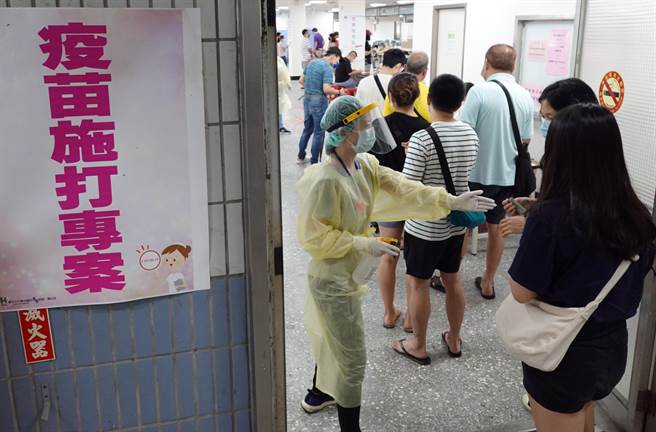 全台总计有5人打完两剂疫苗后14天仍确诊。对此，儿科医师杨为杰发文解释接种疫苗关键。(姚志平摄)