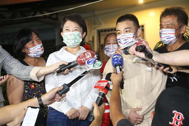 杨勇纬夺奥运银牌，卢秀燕前往祝贺。（台中市政府提供）