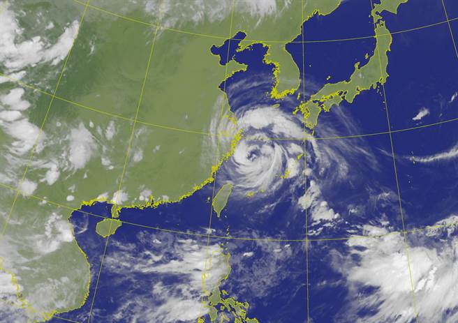 明天（25日）天氣開始受到西南風影響，中南部要注意有局部大雨發生，北部、東半部地區以多雲為主。(摘自氣象局)