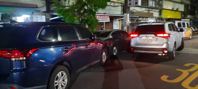 新北刑大干员今晚至台北市查缉毒品通缉犯。（翻摄画面）