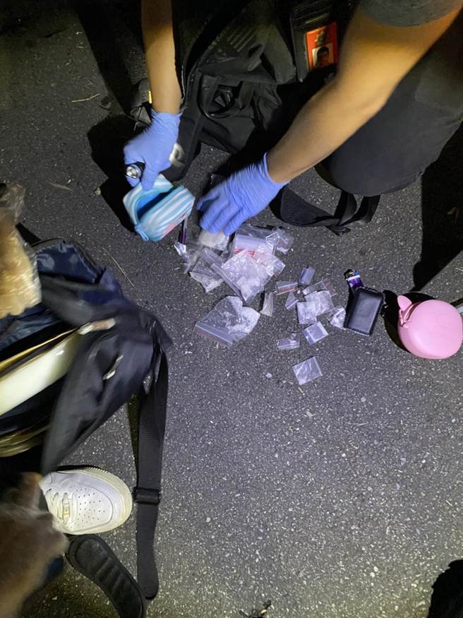 新北刑大干员今晚至台北市查缉毒品通缉犯，现场起获海洛因、安非他命。（翻摄画面）