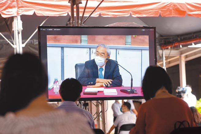 台化23日举办股东会，董事长王文渊宣布卸下董事长职务，将交由专业经理人接手。图／王德为