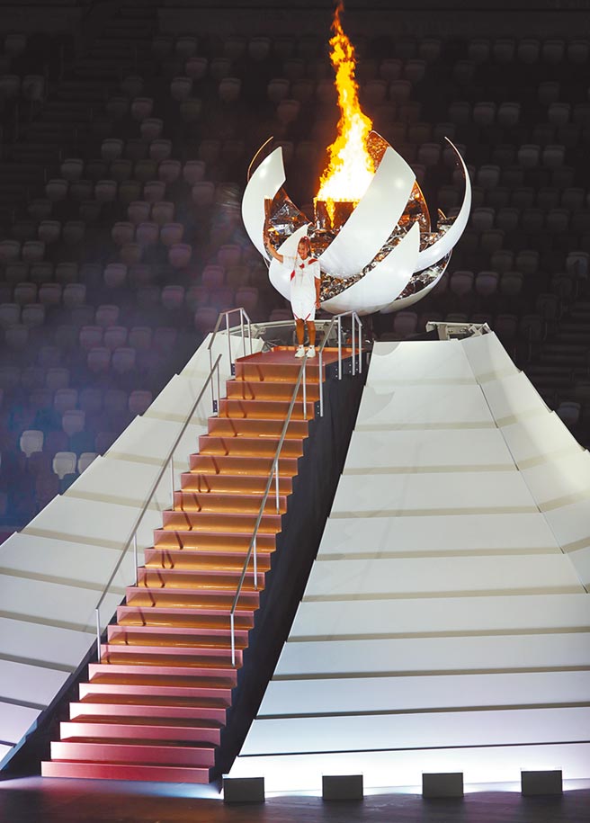 日本网球女将大坂直美点燃圣火。（季志翔摄）