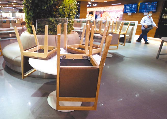 经济部23日公布6月全台餐饮营业额重摔4成，零售业绩也跌1成3，都创下史上最大跌幅纪录。图为桃园机场一航厦美食街，座椅放置在餐桌上禁止内用。（范扬光摄）