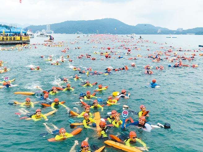 防疫警戒降级不解封，今年日月潭万人泳渡确定停办。（本报资料照片）